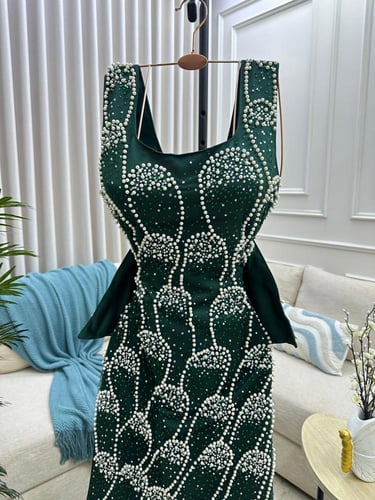 فستان اخضر مطرز