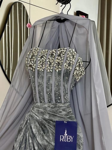 فستان فضي مع نقشه رخاميه