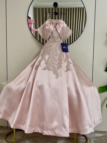 فستان وردي فاتح