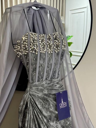 فستان فضي مع نقشه رخاميه