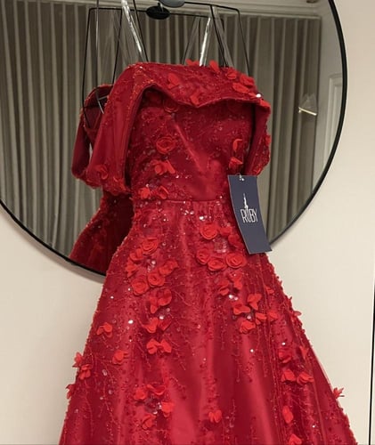 فستان احمر ثلاثي الابعاد