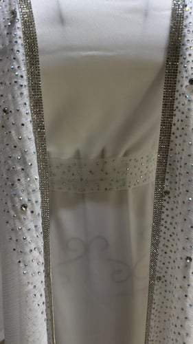 جلابيه بلون ابيض