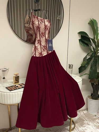 فستان عنابي اف شولدر