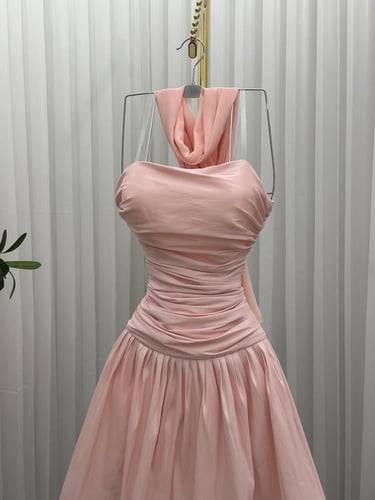 فستان وردي فاتح