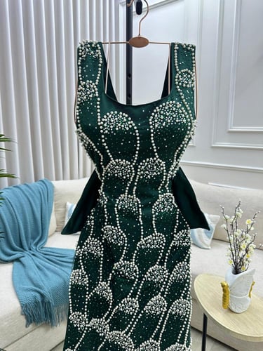 فستان اخضر مطرز