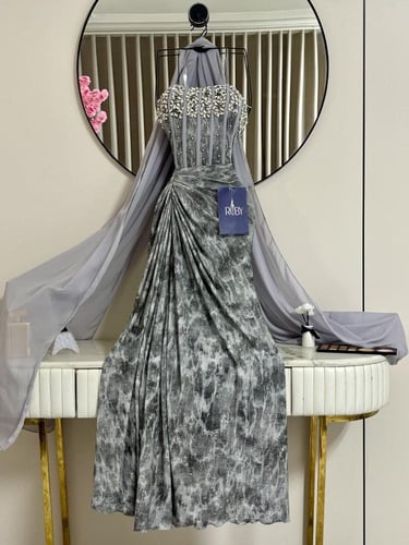 فستان فضي مع نقشه رخاميه