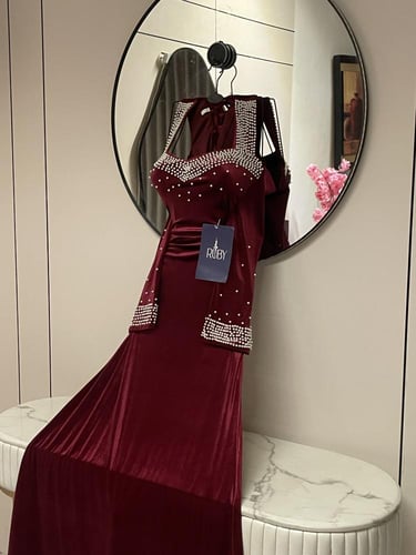 فستان مخملي عنابي