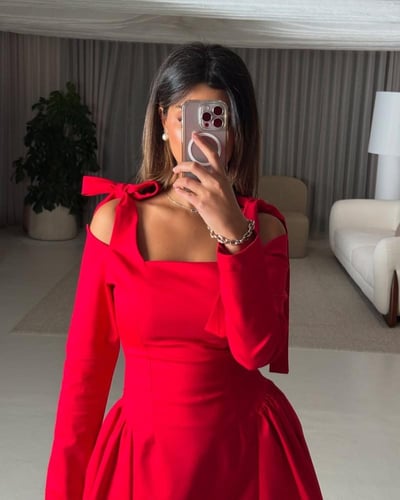 فستان أحمر ساطع،