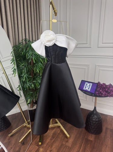 فستان السن المحير أسود مع ابيض