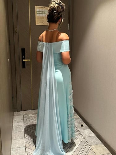 فستان أزرق فاتح