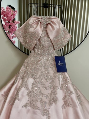 فستان وردي فاتح