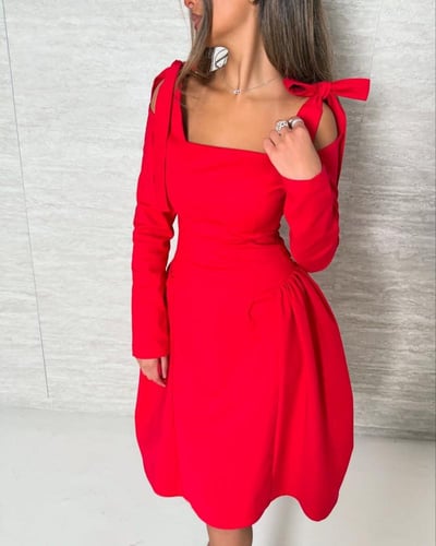 فستان أحمر ساطع،