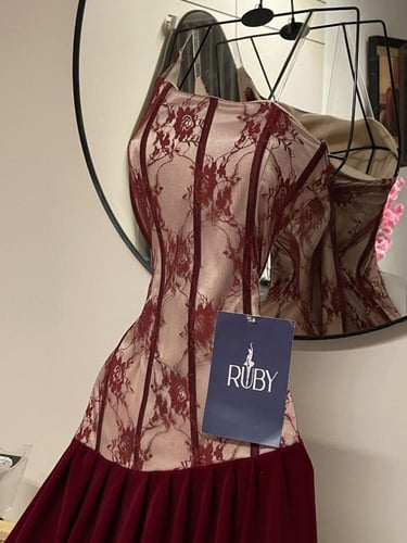 فستان عنابي اف شولدر