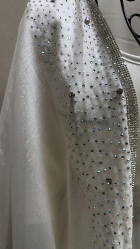 جلابيه بلون ابيض