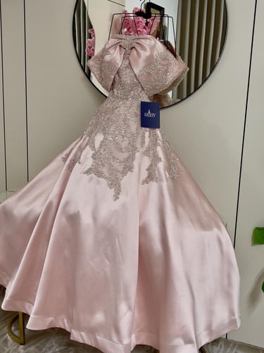 فستان وردي فاتح