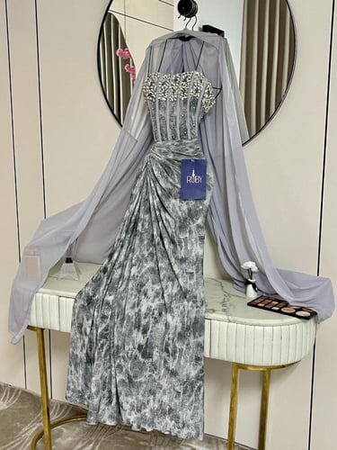 فستان فضي مع نقشه رخاميه