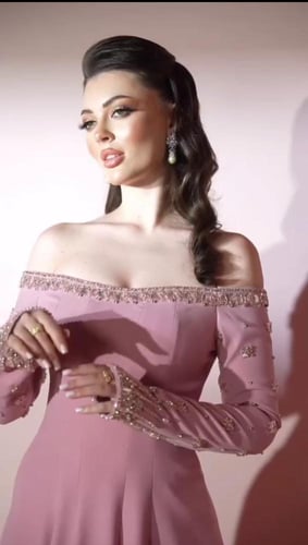 فستان وردي غامق