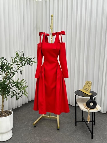 فستان أحمر ساطع،