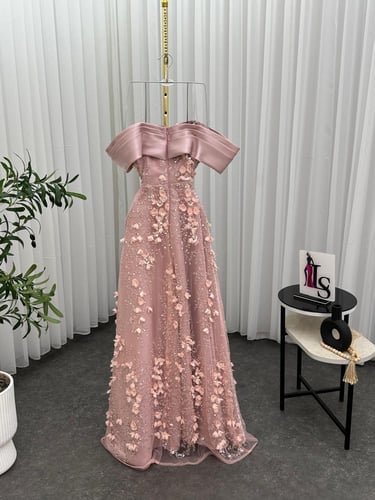 فستان وردي فاتح