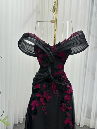 فستان اسود ورد احمر