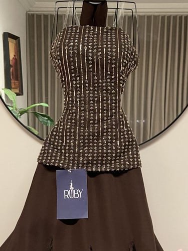 فستان بني داكن