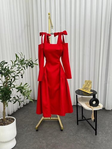 فستان أحمر ساطع،