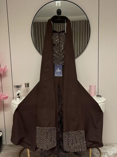فستان بني داكن