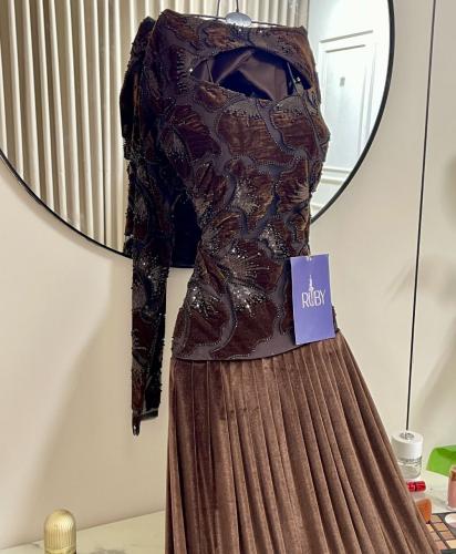 فستان بني داكن