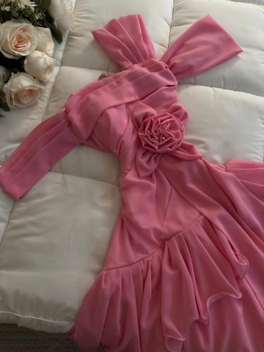 فستان السن المحير وردي