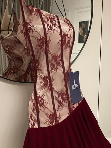 فستان عنابي اف شولدر