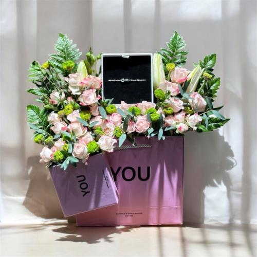 سواره فضة مع ورد