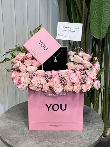 سلسال مع ورد طبيعي