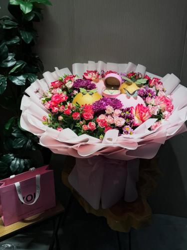 Baby rose bouquet with chain