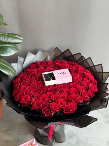 سلسال ناعم مع بوكيه ورد 100 حبه