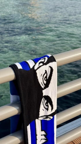 شال " جينا بنساند الابطال " " BLUE WAVE “
