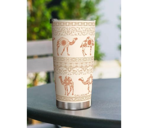 كوب قهوة للسفر بني ،جمل