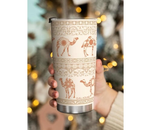 كوب قهوة للسفر بني ،جمل