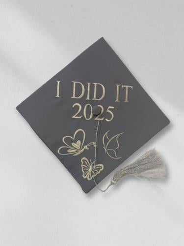 قبعة تخرج مطرزة