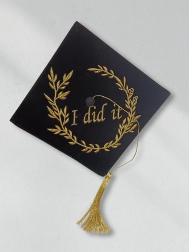 قبعة تخرج مطرزة