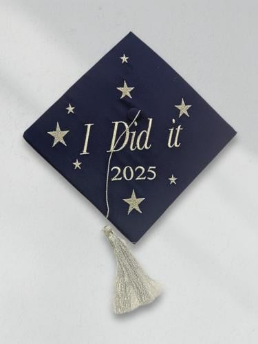 قبعة تخرج مطرزة