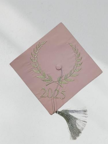 قبعة تخرج مطرزة