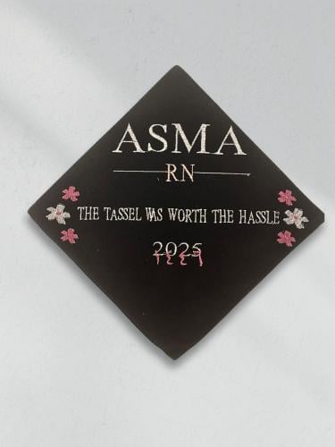 قبعة تخرج مطرزة