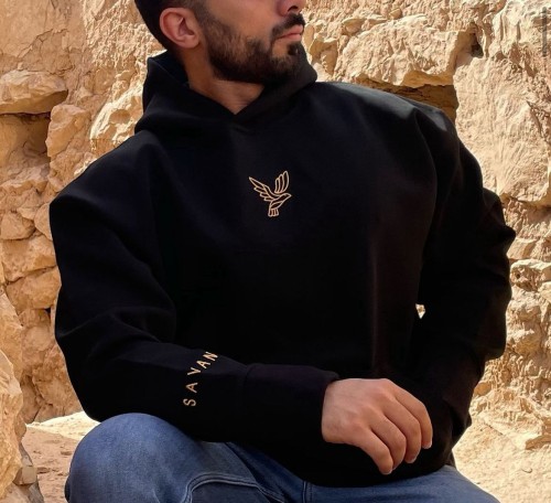 هودي باللون الأسود بتطريز صدر