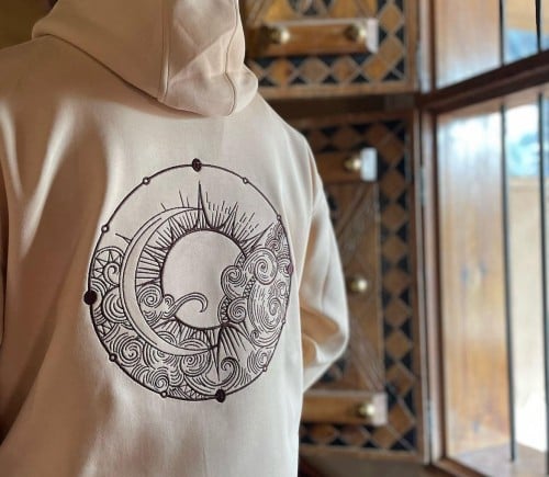 هودي باللون الرملي بتطريز ظهر