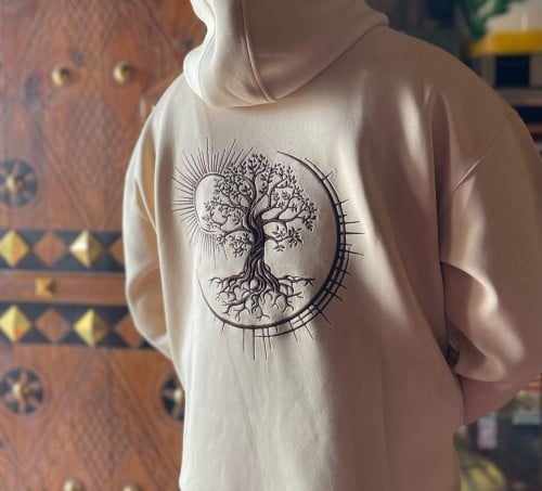 هودي باللون الرملي بتطريز ظهر