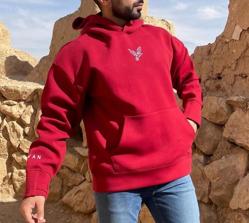 هودي باللون العنابي بتطريز صدر