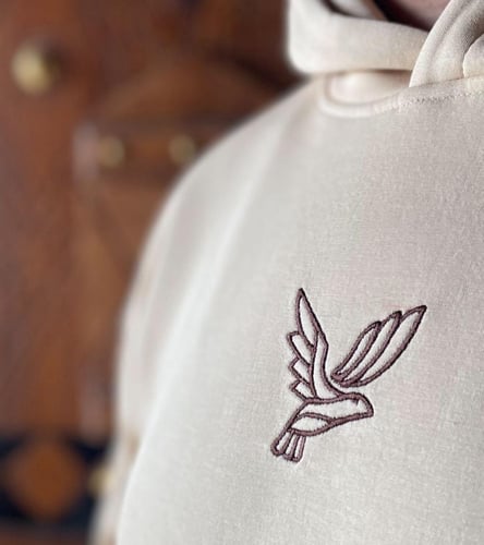 هودي باللون الرملي بتطريز ظهر