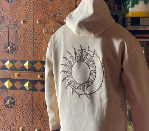 هودي باللون الرملي بتطريز ظهر