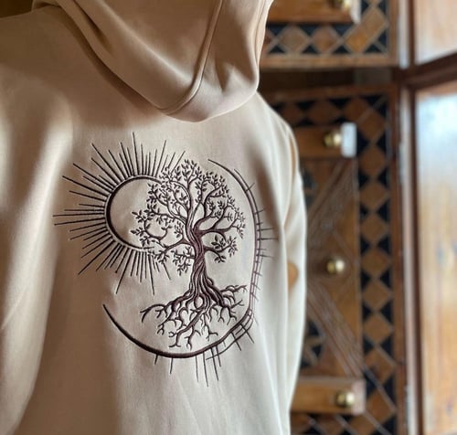 هودي باللون الرملي بتطريز ظهر