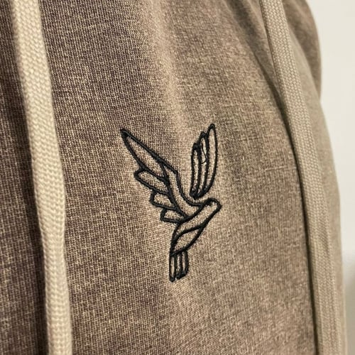 هودي بلون الجلد البني مع تطريز صدر